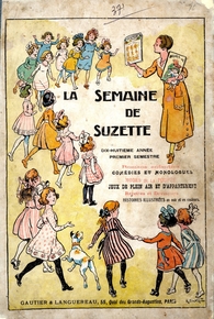 Photographie couleur montrant la couverture d'un livre sur lequel sont dessinés de petites filles faisant une ronde. Une femme leur montre un magazine.