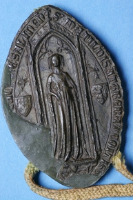 Sceau ovale de cire noircie représentant Mahaut en pied sous un décor gothique entourée des blasons de l'Artois et de la Bourgogne.