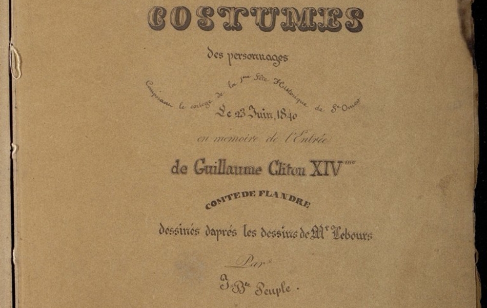 Page de garde d'un livre sur lequel est écrit manuscritement "Costumes des personnages composant le cortège de la permière fête historique de St-Omer le 23 juin 1840, en mémoire de l'entrée de Guillaume Cliton 14e, comte de Flandre, dessinés d'après les dessins de M. Lebours, par J-B Peuple".