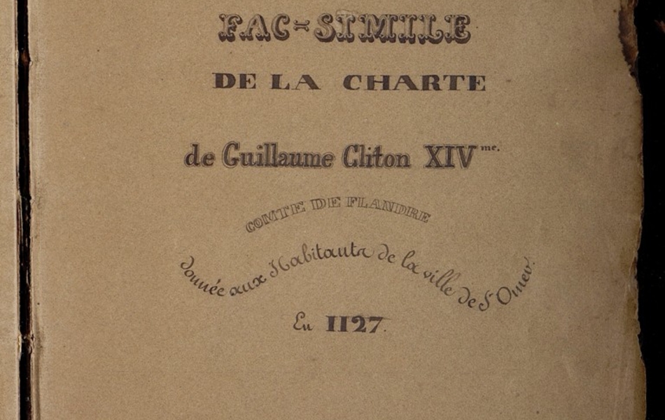 Page de garde d'un livre sur lequel est écrit manuscritement "Fac-simile de la charte de Guillaume Cliton 14e, comte de Flandre, donnée aux habitants de la ville de St-Omer en 1127".