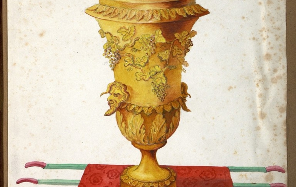 Vase en or ouvragé comprenant un couvercle. On remarque des motifs représentant des vignes, au-dessus d'un visage cornu. Ce vase repose sur une couverture rouge d'où dépassent des poignées pour porteurs.