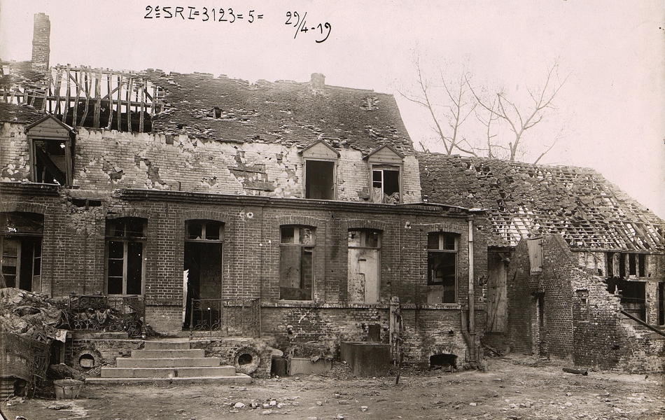 Photographie noir et blanc montrant un bâtiment en ruines.