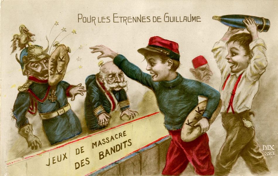 Carte postale en couleur ayant pour titre "Pour les étrennes de Guillaume". Elle met en scène un jeu de massacre intitulé "Jeux de massacre des bandits" où de jeunes gens lancent sur le Kaiser depuis le côté droit : pour l'un des sortes de ballons de baudruche (où sont inscrits "Pain et les lettres KK") et pour l'autre un obus. Guillaume II, déstabilisé, est représenté avec un oisillon à la place de la pointe sur son casque, son père Guillaume Ier à ses côtés.