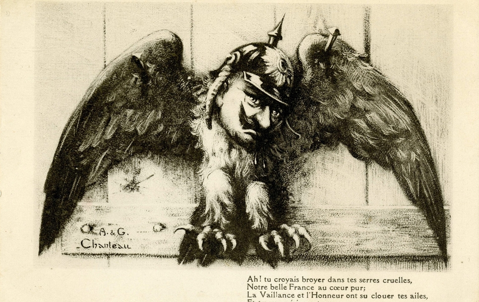 Carte postale en noir et blanc représentant l'aigle royal avec la tête du Kaiser, ses ailes clouées sur des planches. Sous l'image, figure quatre phrases écrites sous la forme d'un poème : "Ah ! tu croyais broyer dans tes serres cruelles, Notre belle France au cœur pur ; La Vaillance et l'Honneur ont su clouer tes ailes, Et tu vas périr contre un mur."