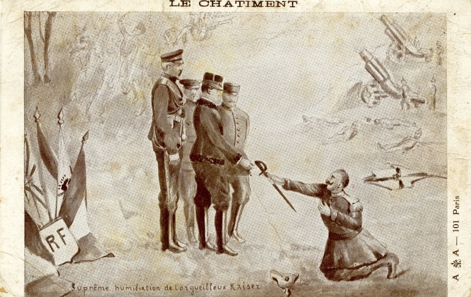 Carte postale en noir et blanc. Elle représente, au premier plan, le Kaiser à genoux qui donne son sabre à l'un des quatre généraux alliés situés sur la gauche. Leurs drapeaux sont représentés groupés en bas à gauche. En arrière-plan, dans des tonalités plus claires, on aperçoit l'état des soldats au front : derrière les alliés, on semble lancer la charge ; du côté allemand, les soldats tirent des obus tandis que d'autres jonchent le sol, aux côtés de leur drapeau. La carte postale a pour titre "Le châtiment". En bas de l'image : "Suprême humiliation de l'orgueilleux Kaiser"