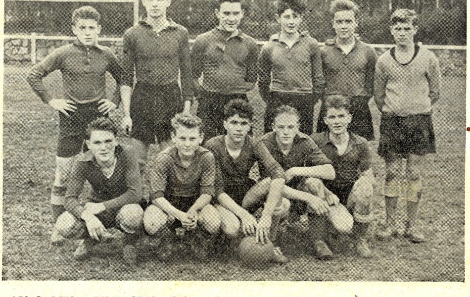 Photographie noir et blanc d’une équipe de jeunes footballeurs, sous la légende "Les cadets A du Racing : debout, de gauche à droite : Dupage, Vanacker, Blaszyk, Zatti, Voinçon et Duvant. À genoux : Casteker, Olejnizak, Soyez, Sachzewski et Gueudrez".