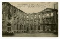 Carte postale noir et blanc montrant un grand palais détruit.