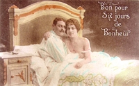 Carte postale couleur montrant un homme et une femme en tenue légère dans un lit.