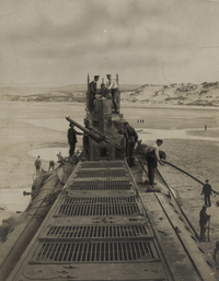 Photographie noir et blanc montrant le pont d'un sous-marin.