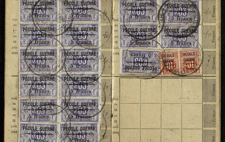 Carnet sur lequel sont collés des timbres violets sur lesquels on lit : "Pécule guerre, 5 francs".