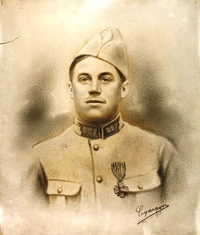 Photographie sepia montrant un jeune soldat. Sur sa poitrine est dessinée une décoration militaire.