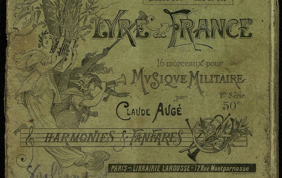 Couverture verte d'un recueil de partitions sur laquelle des sujets antiquisants jouent de la lyre et de la trompette.