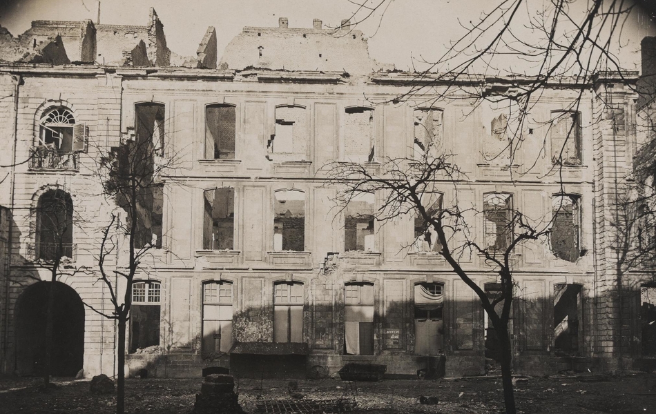 Photographie noir et blanc montrant un bâtiment détruit par un bombardement.