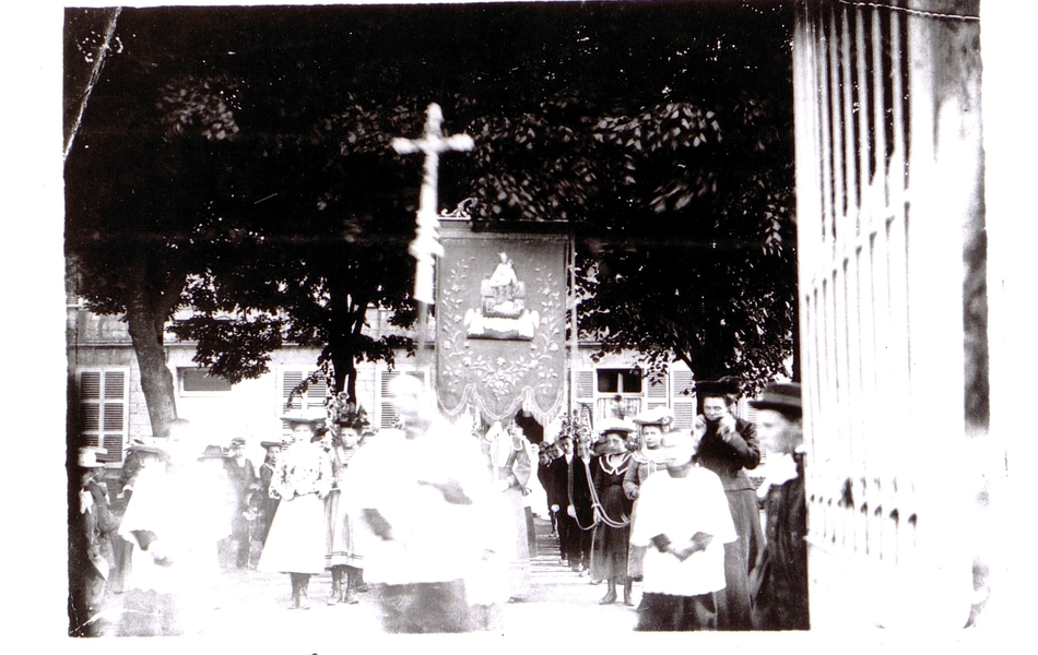 Photographie noir et blanc montrant une procession religieuse.