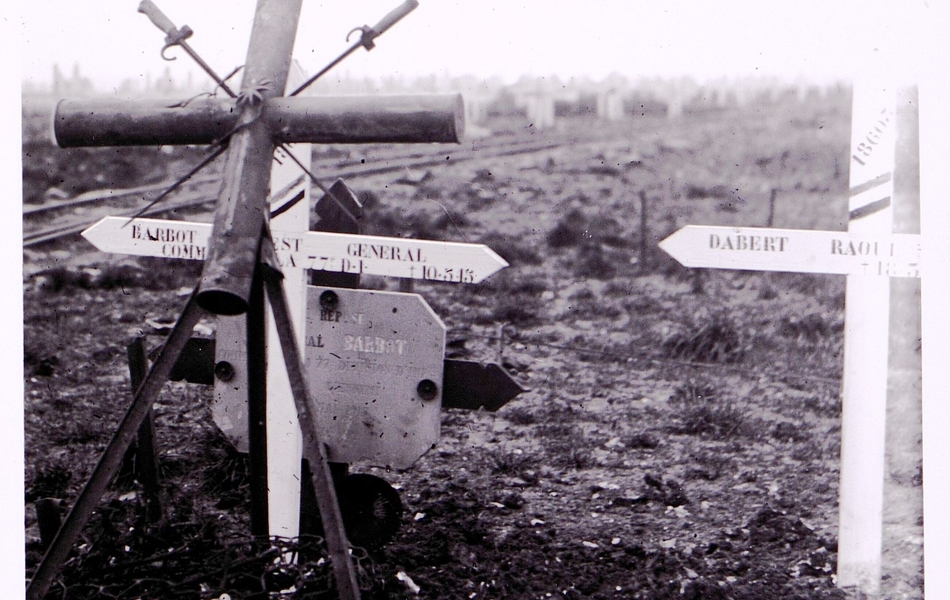 Photographie noir et blanc montrant deux croix désignant des tombes.