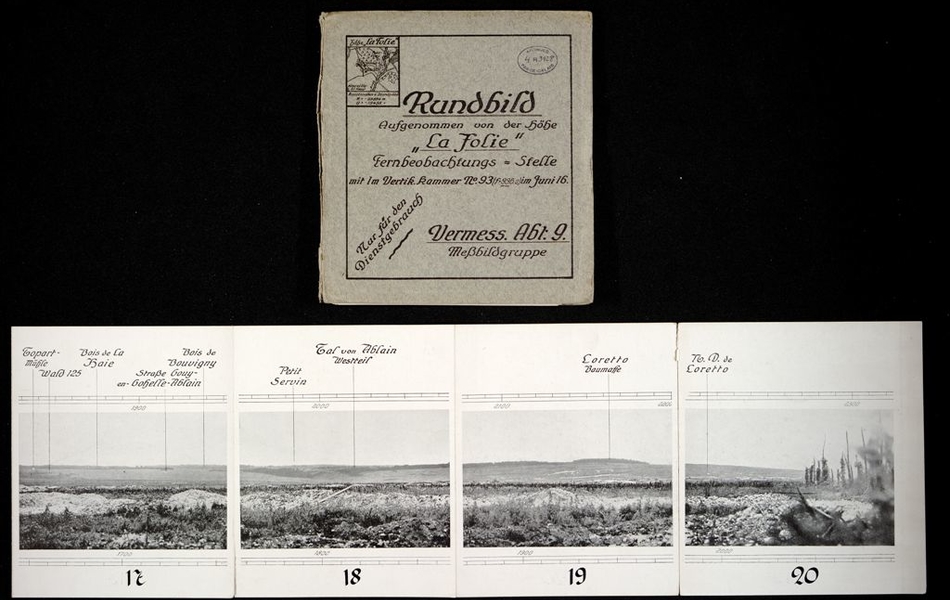 Photographie panoramique montrant des champs et une colline, annotée par des noms de villes.