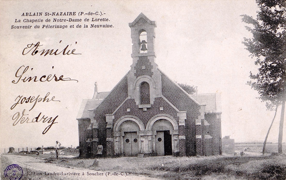 Carte postale noir et blanc montrant une chapelle.
