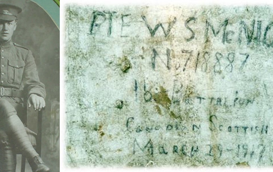 À gauche, photographie noir et blanc montrant un soldat posant assis. À droite, photographie couleur d'un graffiti gravé dans la pierre.