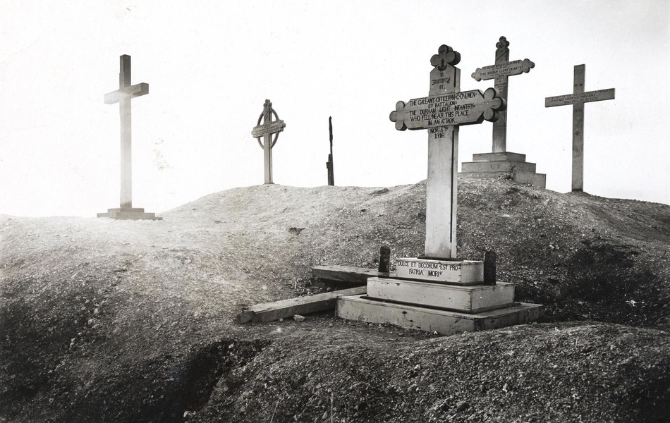 Photographie noir et blanc montrant quelques stèles dans un cimetière.