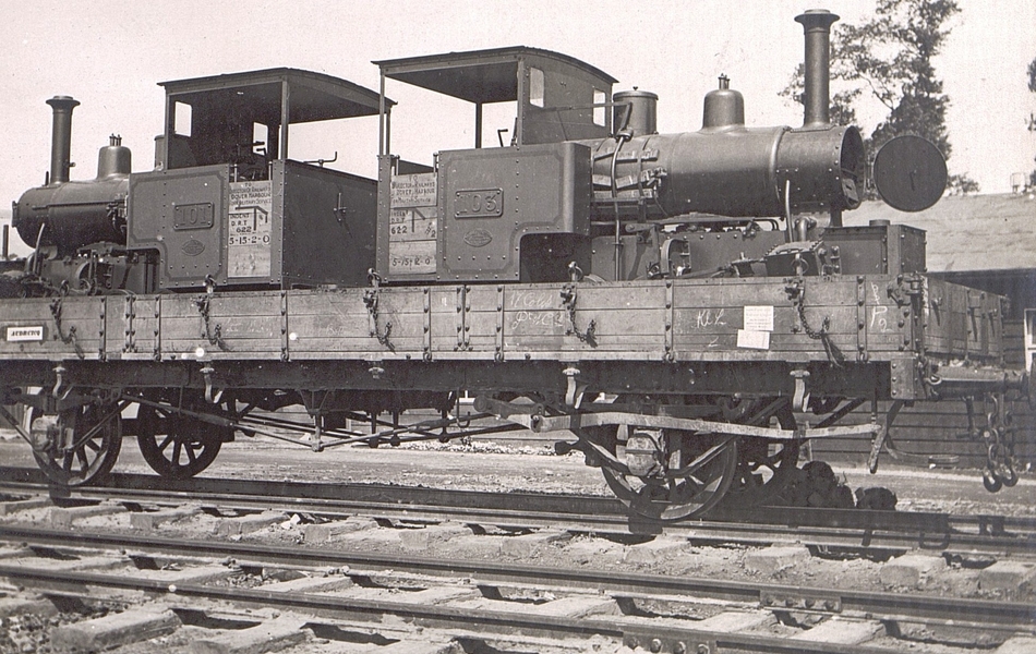 Photographie noir et blanc montrant une locomotive.