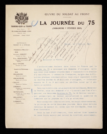 Lettre dactylographié sur laquelle on lit : "Monsieur le préfet, l’enthousiasme soulevé dans toute la France par la Journée du 75 a provoqué une demande d’insignes telle que nous nous sommes trouvés dans l’impossibilité absolue d’y satisfaire. L’industrie française, malgré des difficultés presque insurmontables, nous avait cependant livré le chiffre énorme de 16 millions d’insignes, - inférieur encore de 5 ou 6 millions au chiffre total qu’il eût fallu atteindre. Dans ces conditions, plusieurs de vos collègues, Monsieur le préfet, nous ont demandé s’il n’y aurait pas lieu d’organiser une deuxième Journée du 75, le 14 février courant, qui permettrait de donner satisfaction à quantité de communes que la journée du 7 n’a pu atteindre. Nous acceptons très volontiers, en ce qui nous concerne, le principe de cette deuxième journée. Mais nous serions désireux de savoir si, ainsi que vos collègues, vous lui êtes favorable. Dans le cas d’affirmative, vous seriez bien aimable de nous faire savoir par retour du courrier, exactement, la quantité d’insignes et de cartes d’identité qui vous seraient nécessaires. Dans le cas où vous estimeriez qu’il ne convient pas d’organiser dans votre département, ou dans certaines de ses localités, une deuxième Journée du 75, nous vous prions de nous retourner d’urgence les insignes que vous n’auriez pas employés le 7. En toute hypothèse, nous vous serions reconnaissants de nous adresser, dès les premiers jours de la semaine prochaine, un état indiquant le nombre d’insignes distribués dans votre région, ceux qui restent disponibles pour une seconde journée, et le montant de la recette effectuée dans votre département. En outre, nous vous prions, Monsieur le préfet, de vouloir bien demander à MM. les sous-préfets et maires de nous faire tenir un spécimen des affiches, programmes, convocations, discours, etc. qu’a provoqués dans leur région la Journée du 75 : de nous faire connaître, en un mot, les manifestations touchantes, curieuses, ou simplement intéressantes, les dessins, chansons, photographies, etc., auxquels a donné lieu cette fête de notre foi en la victoire prochaine. Ces documents seraient utilisés par nous dans un numéro prochain de notre revue qui sera entièrement consacré à la grande Journée du 75. Nous serons très flattés d’y voir figurer votre département en une place d’honneur. Veuillez recevoir, Monsieur le préfet, avec l’expression de notre reconnaissance pour votre collaboration si précieuse à l’Œuvre du soldat au front, l’assurance de notre considération la plus distinguée. [signé] Le président de l’Œuvre du soldat au front".