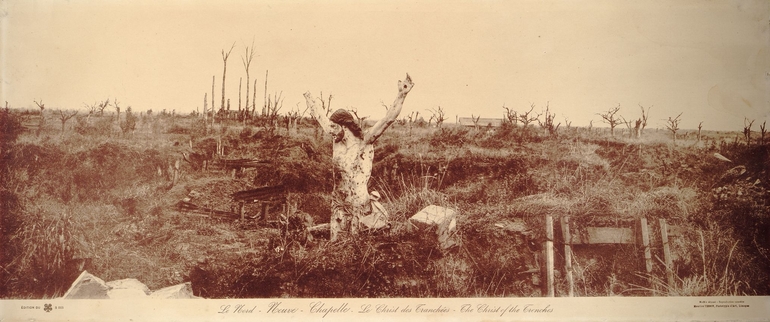 Statue mutilée d'un Christ planté au milieu d'un paysage dévasté par la guerre.
