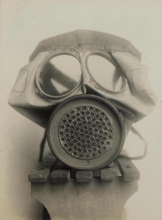 Photographie noir et blanc d'un masque à gaz.