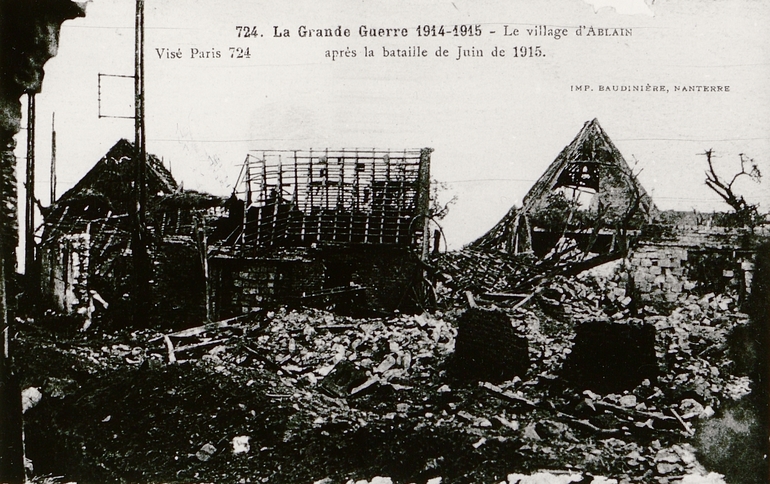 Carte postale noir et blanc montrant les ruines d'un village.