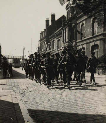Photographie noir et blanc montrant un défilé de soldats britanniques.