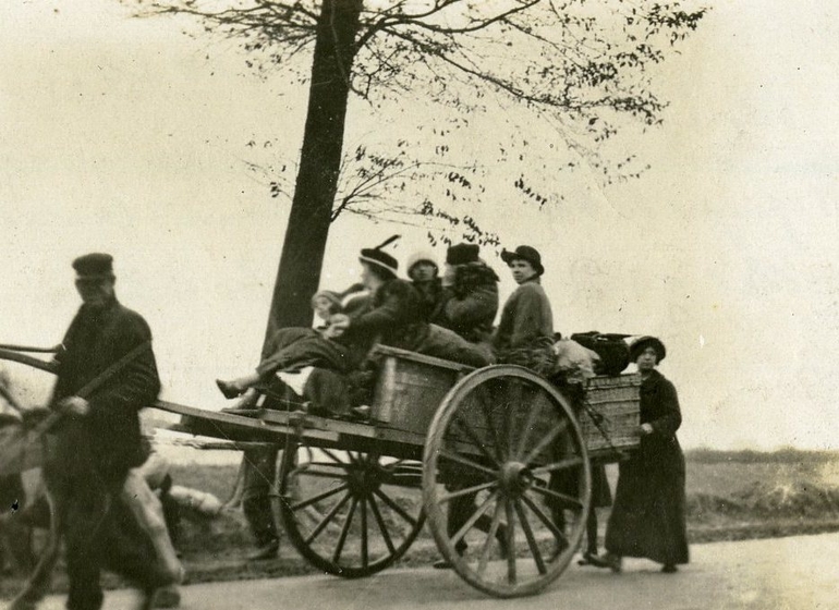 Photographie noir et blanc montrant des réfugiées sur une charrette.