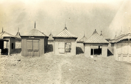 Photographie noir et blanc montrant des cabines de plage.