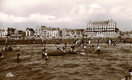 Photographie noir et blanc montrant une plage noire de monde.