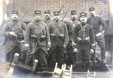 Photographie noir et blanc montrant un groupe de soldats.