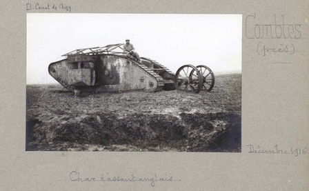 Photographie noir et blanc montrant un char d'assaut.