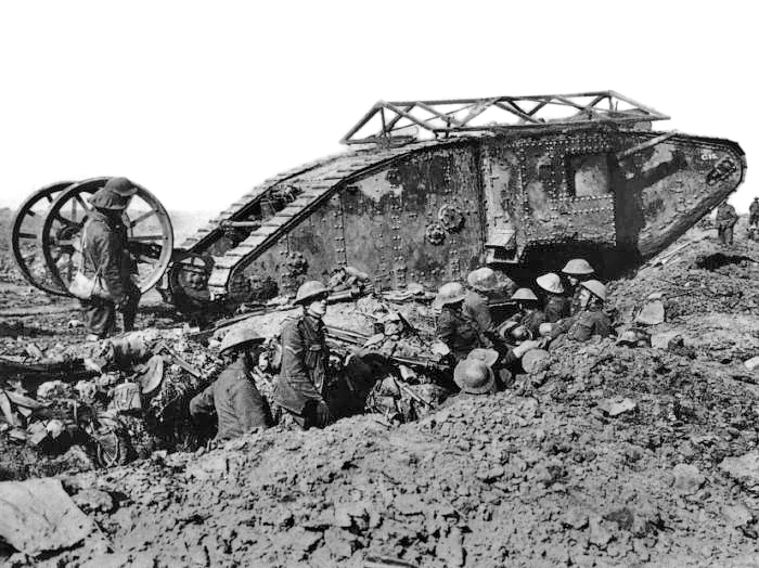 Photographie noir et blanc montrant des soldats autour d'un char d'assaut.