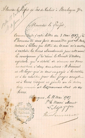 Texte manuscrit sur lequel on lit : « À Monsieur le préfet du Pas-de-Calais à Boulogne-sur-Mer. Monsieur le préfet, Comme suite à votre lettre du 3 mai 1917, j’ai l’honneur de vous faire connaître que M. Maton, notaire à Lillers par lettre du 20 mai m’a autorisé à cultiver les terres abandonnées pour cette année. En conséquence j’ai réuni le comité d’action agricole qui a décidé de donner ces terres en culture à deux amateurs : M. Dummie et M. Loyer qui se sont engagés à les cultiver et à les récolter pour leur propre compte et à leurs risques et périls vu la saison trop avancée et les trop mauvais états de ces terres. Clarques, le 31 mai 1917. Pour M. le maire absent, l’adjoint ».