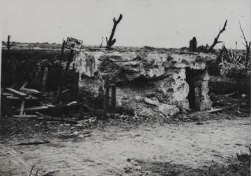 Photographie noir et blanc montrant un blockhaus.