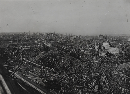 Photographie noir et blanc montrant un champ de ruines.