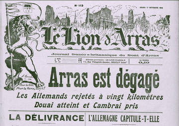 Une de journal noir et blanc. Sous le bandeau (décrit dans l'article) et les titre et sous-titre "Le Lion d'Arras. Journal franco-britannique du front d'Arras", le titre écrit en grand et en capitales : "Arras est dégagé. Les Allemands rejetés à vingt kilomètres. Douai atteint et Cambrai pris. La délivrance. L'Allemagne capitule-t-elle".