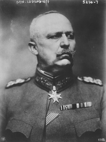 Portrait photographique du général Ludendorff en uniforme.