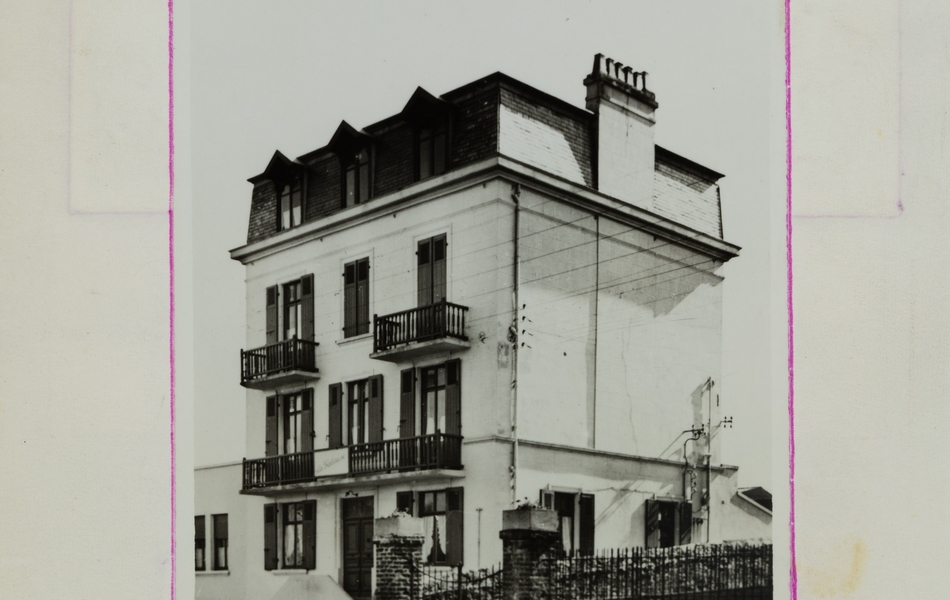 Photographie noir et blanc d'un bâtiment.