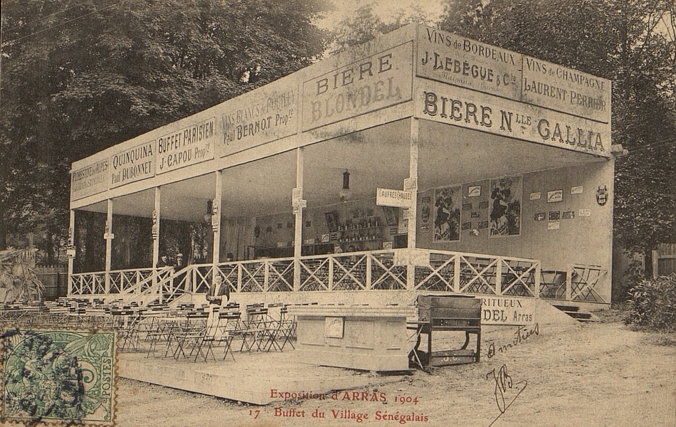 Carte postale noir et blanc montrant une terrasse couverte et un bar extérieur. La structure présente plusieurs enseignes publicitaires.