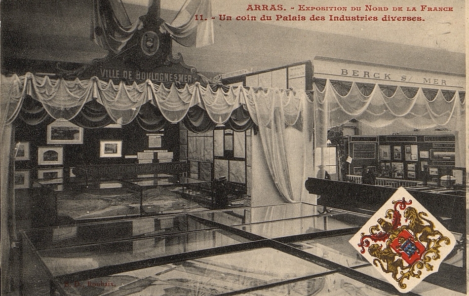 Carte postale noir et blanc montrant des stands d'exposants.