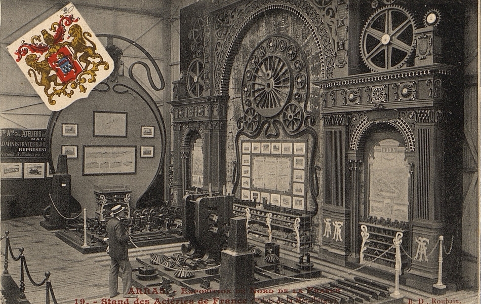 Carte postale noir et blanc montrant un grand cadran composé de rouages devant des machines. 