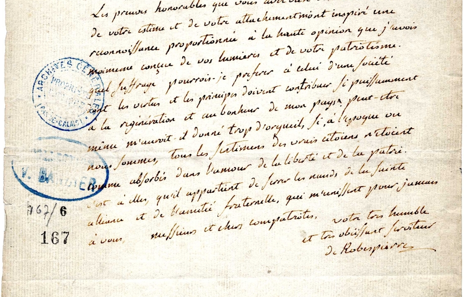 "Lettre manuscrite sur laquelle on lit : ""Lu dans la séance du 1er juillet. Paris le 27 juin 1790. Messieurs, Les preuves honorables que vous avez bien voulu me donner de votre estime et de votre attachement m’ont inspiré une reconnoissance proportionnée à la haute opinion que j’avois moi-même conçue de vos lumières et de votre patriotisme. Quel suffrage pourrois-je préférer à celui d’une société dont les vertus et les principes doivent contribuer si puissamment à la régénération et au bonheur de mon pays ? Peut-être même m’auroit-il donné trop d’orgueil, si, à l’époque où nous sommes, tous les sentimens des vrais citoiens n’étoient comme absorbés dans l’amour de la liberté et de la patrie. C’est à elles qu’il appartient de serrer les nœuds de la sainte alliance et de l’amitié fraternelle, qui m’unissent pour jamais à vous, Messieurs et chers compatriotes. Votre très humble et très obéissant serviteur, [signé] de Robespierre""."