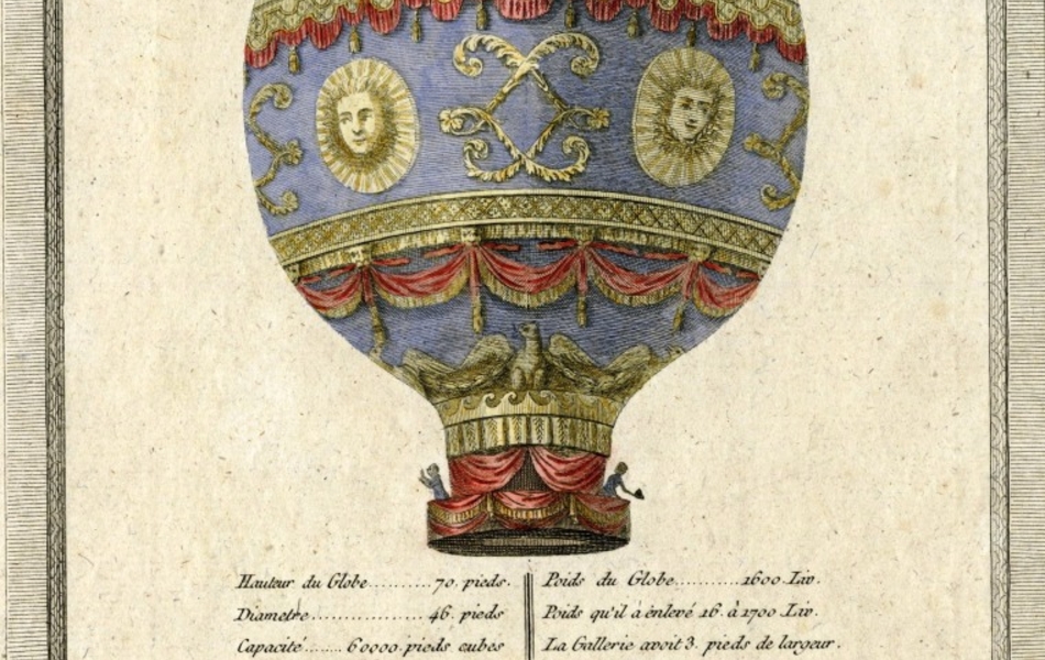 Dessin en couleur représentant une montgolfière, avec à son bord deux hommes. En-dessous, on lit "Hauteur du globe : 70 pieds, diamètre : 46 pieds, capacité : 6000 pieds cubes, poids du globe : 1600 liv., poids qu'il a enlevé 16 à 1700 liv., la gallerie avoit 3 pieds de largeur. La partie supérieure étoit entourée de fleurs-de-lys : au-dessous les 12 signes du zodiaque. Au milieu les chiffres du Roi, entremêlés de soleils. Le bas étoit garni de mascarons et de guirlandes ; plusieurs aigles à ailes éployées paroissoient suporter en l'air cette puissante machine. Tous ces ornemens étoient de couleur d'or sur un beau fond bleu, ensorte que ce superbe globe paroissoit être d'or et d'azur. La gallerie circulaire, dans laquelle on voyoit M. le Marquis d'Arlandes et M. Pilâtre de Rozier, étoit peinte en draperie cramoisi à franges d'or"