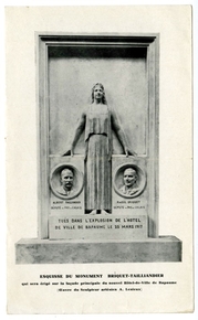 Photographie noir et blanc d'un monument au centre duquel se tient une femme en habit de vestale. Les bras légèrement écartés, elle touche du doigt deux portraits en médaillon gravés de chaque côté. Sous le premier, on lit "Albert Tailliandier, député du Pas-de-Calais" et sous le second "Raoul Briquet, député du Pas-de-Calais". Sous ces sculptures, est notée l'inscription : "Tués dans l'explosion de l'Hôtel de Ville de Bapaume le 25 mars 1917".