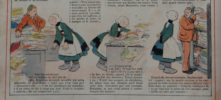 Bas de page d'une bande dessinée de Bécassine vêtue d'une robe verte et d'un tablier blanc. Elle porte des sabots et une coiffe blanche. Sur le premier dessin, un homme en costume lui désigne de grosses piles de dossiers à classer. La seconde image la montre manipulant maladroitement ces dossiers, des feuilles s'envolent. Dans la troisième, le même homme lui montre du doigt les dossiers rangés dans une armoire.