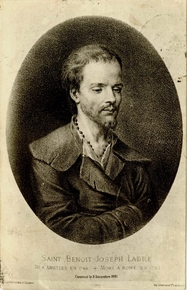 Portrait de Benoît Labre en médaillon. Tourné de trois-quarts vers la droite, les yeux baissés, il porte une barbe et un chapelet autour du cou, partiellement dissimulé sous sa chemise. Son pardessus est déchiré par endroits.