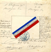 Document manuscrit comprenant une bande de papier tricolore sur laquelle est écrit : "Plumes du Sargent-Major". À gauche, on peut lire : "A. Delepierre et Cie, Boulogne-sur-Mer, bande destinée à être appliquée sur les boîtes renfermant des plumes du Sergent-Major fabriquées par les déposants. À droite : "Primata n° 34, Boulogne-sur-Mer, Déposée par M. A. Delepierre, gérant de la société A. Delepierre et Cie à Boulogne-sur-Mer, destinée à être appliquée sur des boîtes contenant des plumes métalliques dites "plumes du Sergent-Major" fabriquées par les déposants. Boulogne-sur-Mer, le 3 août 1881".